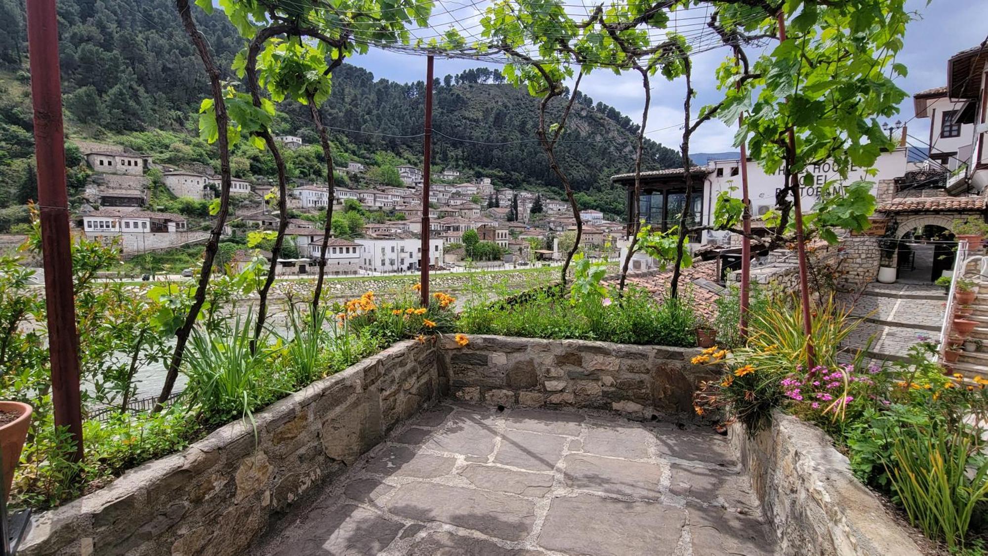 Guest House Mangalem Berat Exterior photo