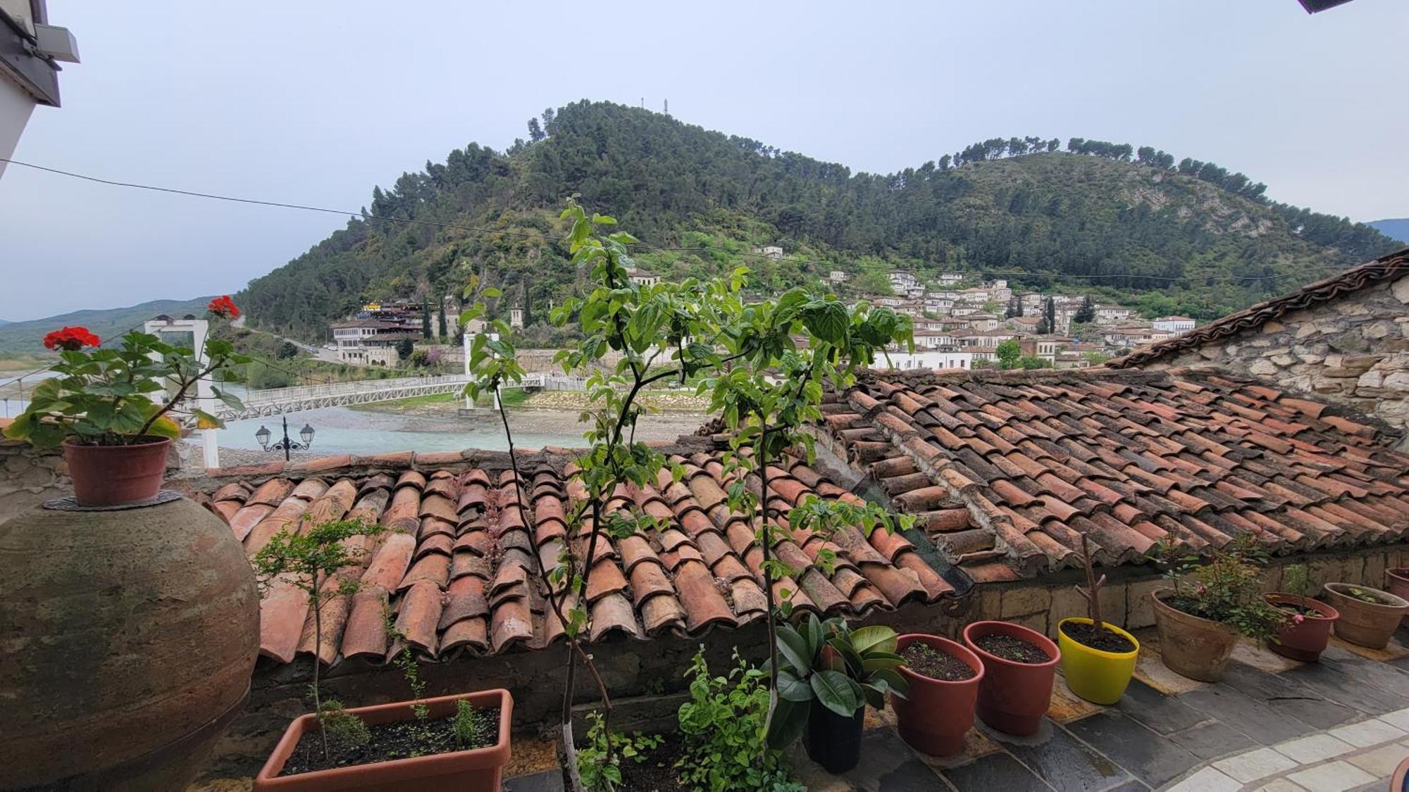 Guest House Mangalem Berat Exterior photo
