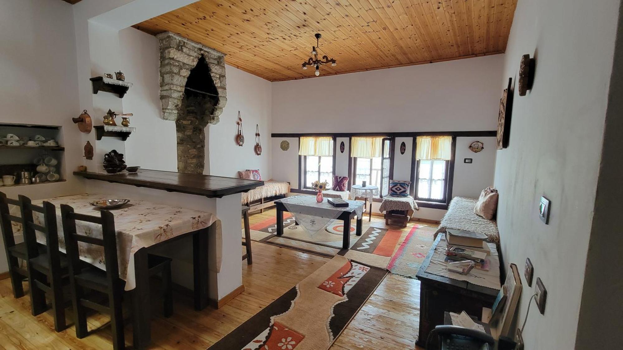 Guest House Mangalem Berat Exterior photo